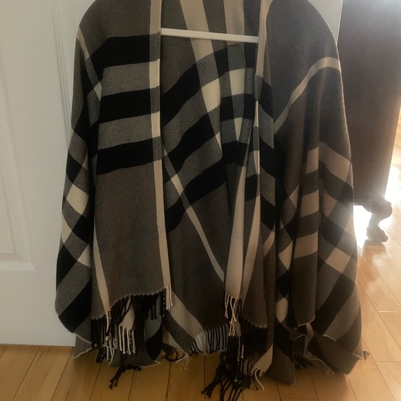 Burberry Shawl 2014. - Picture 1 of 5